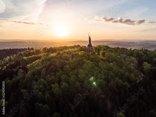 Hermannsdenkmal bei Sonnenaufgang, Luftaufnahme, Detmold, Deutschland