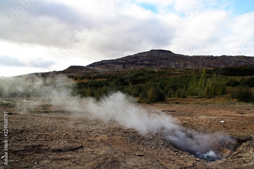 Fumarola de aguas geotermales del valle de los géiseres Haukadalur en Islandia.