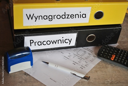 Pracownicy i wynagrodzenia