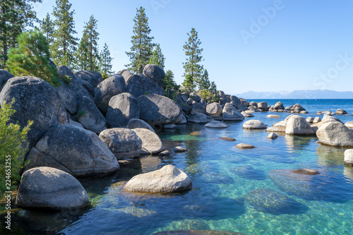 Krystaliczna woda przy Sand Harbour w Jeziornym Tahoe
