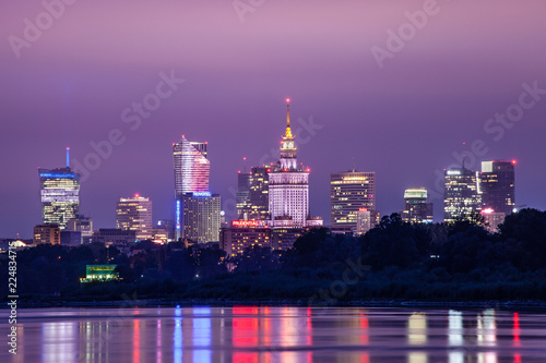 Panorama wieżowców Warszawy nocą