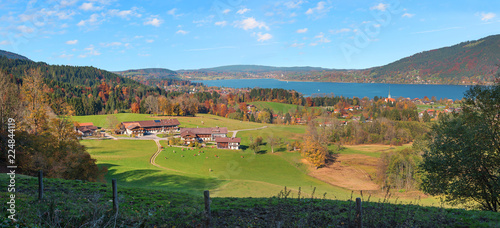 Blick vom Bucherhang auf Kleinbuch und den Tegernsee, Herbst in Oberbayern