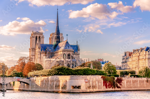 Jesienią Paryż, krajobraz z Notre-Dame