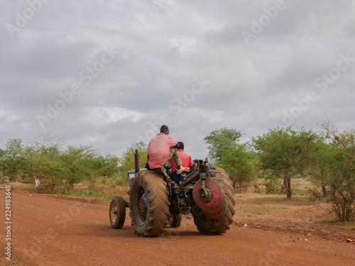 contadini africano sul trattore