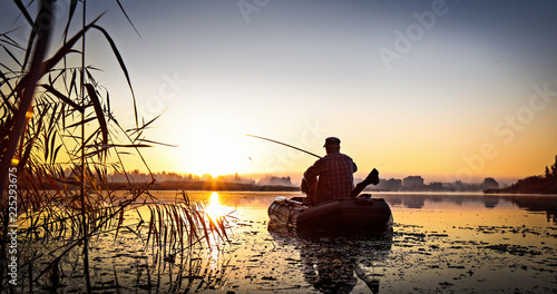 Wędkarstwo. Zachód słońca nad jeziorem.