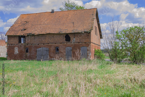 Stary poniemiecki budynek w Polsce na Mazurach do renowacji