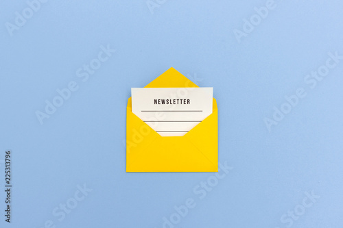 E-Mail Newsletter - Newsletter Nachricht in gelbem Umschlag