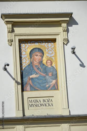 Matka Boża Mysłowicka na frontonie kamienicy