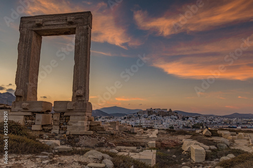 Vista panoramica sulla città di Chora dalla Portata al crepuscolo, isola di Naxos GR