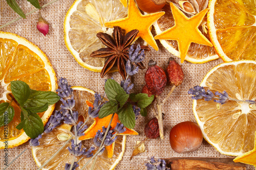 апельсин сухой и другие полезные продукты лежат на столе 