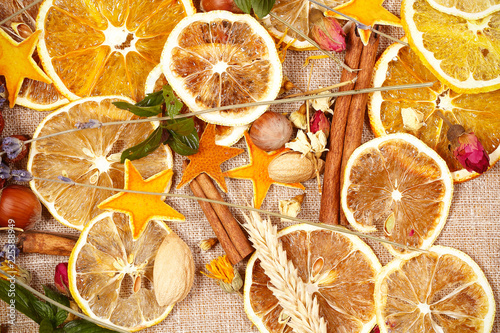 апельсин сухой и другие полезные продукты лежат на столе 