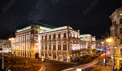 Wiener Opernhaus bei Nacht mit Sternenhimmel