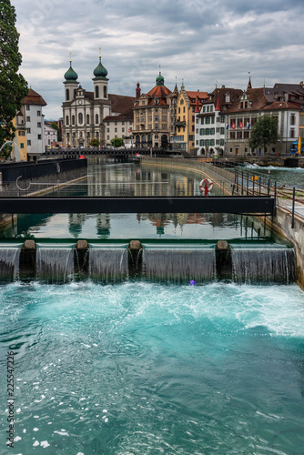 Blick auf Reuss und Jesuitenkirche in Luzern 