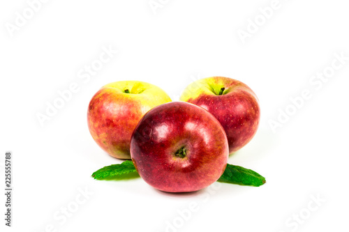 Dojrzałe jabłko z zielonym liściem