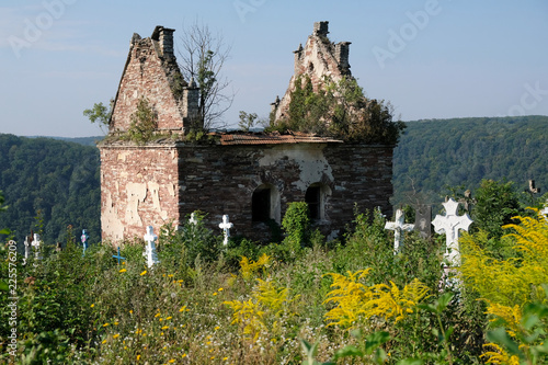 Ukraina - stary cmentarz i kaplica grobu Ponińskich w Nyrkowie