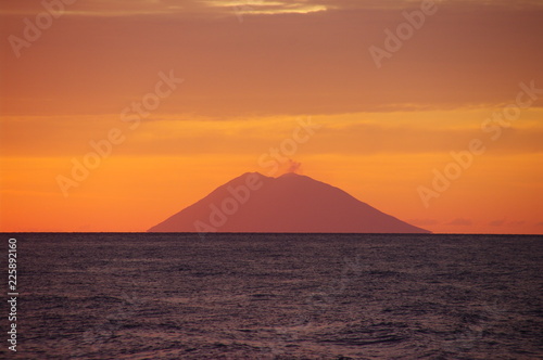Wulkan Stromboli o zachodzie słońca