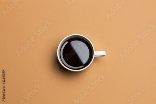 Taza de café sobre un fondo marrón liso y aislado. Vista superior y de cerca. Copy space