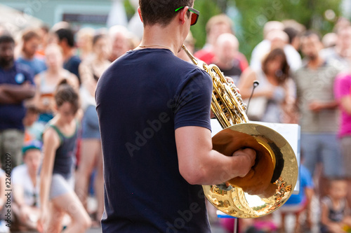 Esibizione in piazza banda di ottoni, particolare