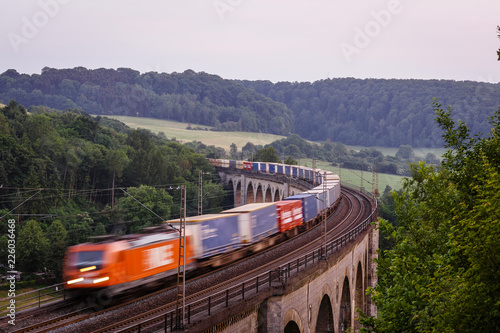 Zug auf altem Viadukt, Altenbeken, Deutschland