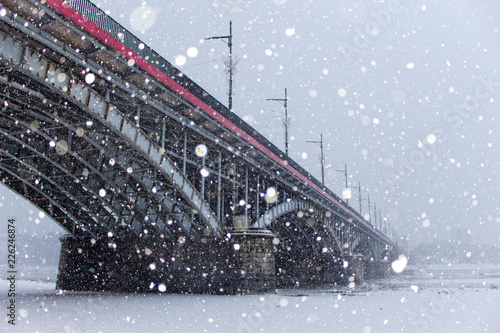 Śnieżyca przy moście Poniatowskiego, Warszawa, Polska