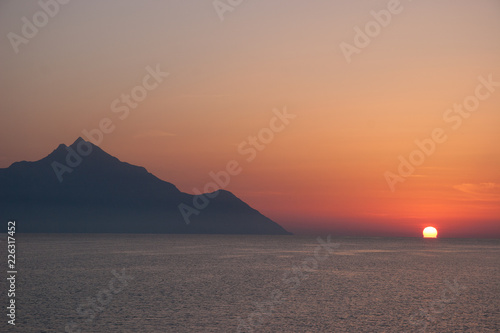 Berg Atos als Silhouette bei untergehender Sonne, Griechenland