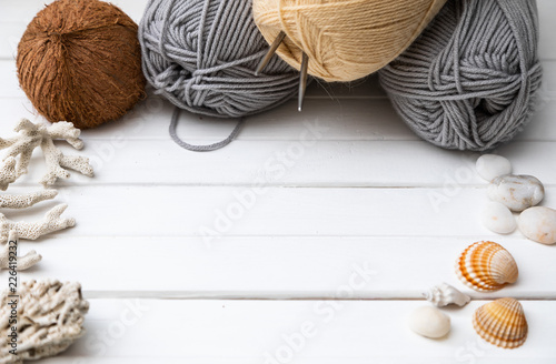 пряжа для вязания на белой доске