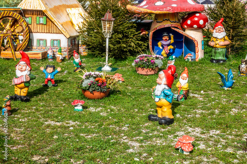 Gartenzwerge machen es sich im Garten schön