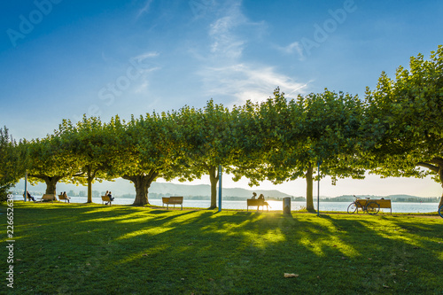 Herbst Urlaub am schönen Bodensee mit blauen Himmel und Sonnenstrahlen 