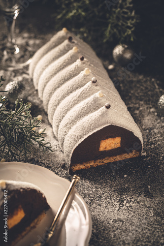 Bûche de Noël au Chocolat et Insert aux Fruits