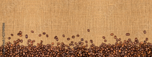 Kaffee jute hintergrund kaffeebohnen auf Naturfaser textur / coffee beans on natural burlap texture background