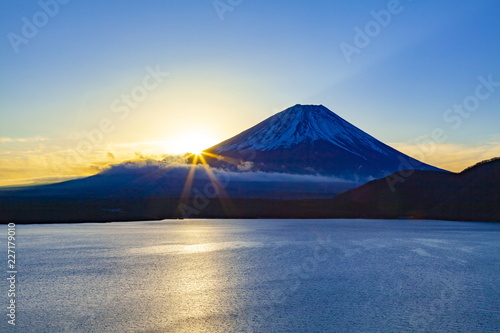 冬の富士山と日の出、山梨県本栖湖にて