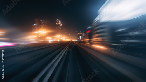 Widok z pierwszego wagonu kolejowego. Prędkość ruchu plamy metra abstrakcjonistyczny tło przy nocą