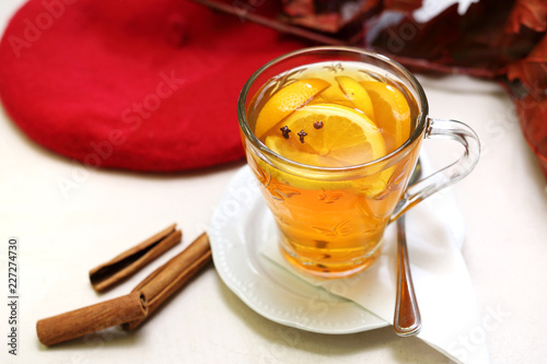 Pomarańczowa herbata z goździkami i cynamonem. Filiżanka aromatycznej herbaty