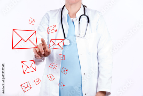 Arzt mit einer virtuellen Wolke aus Email Briefen