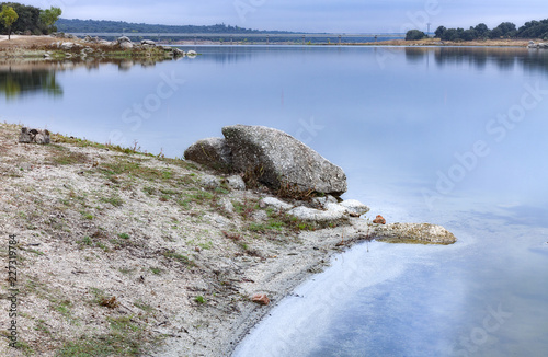 ROCA EN EL SALIENTE DE ORILLA DEL LAGO