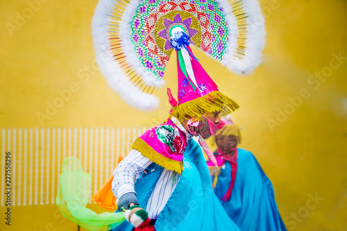 danzante mexicano con penacho multicolor quetzales de puebla mexico danza de fiesta patronal 