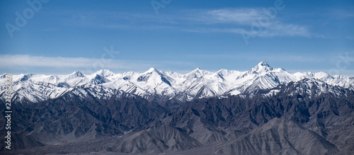 Stok Zakres Himalajów ze Stokiem Kangri, najwyższym szczytem górskim w Ladakhu, Dżammu i Kaszmirze w Indiach.