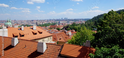 Krajobraz zabytkowej Pragi z okolic wzgórza Petrzyn oraz Hradczan, w oddali widoczne wieżowce czeskiego centrum biznesowego