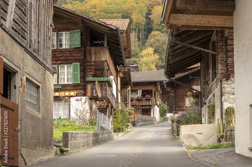 Strasse mit Häuser in Gsteigwiler in Interlaken Kanton Bern Schweiz