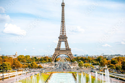 Widok na wieżę Eiffla z fontannami w świetle dziennym w Paryżu