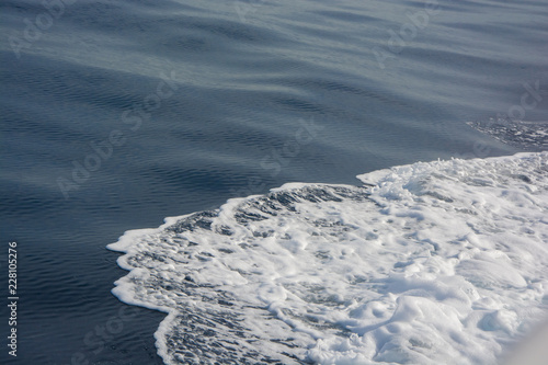 espuma de mar sobre la profundidad en calma, espacio libre