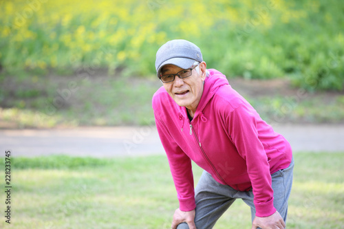 運動中に息切れをしてしまったシニアの男性