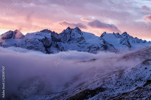 Wielki widok mgłowa dolina w Gran Paradiso parku narodowym, Alps, Włochy, dramatyczna scena, piękny świat. kolorowy jesienny poranek, malowniczy widok z pochmurnego nieba, majestatyczny świt w górskim krajobrazie