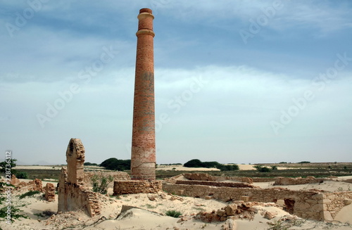 Cheminée de l'ancienne usine de céramique à Praia de Chaves, Boa Vista, Le Cap Vert, Afrique de l'ouest