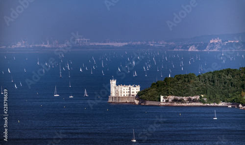 Castello di Miramare di Trieste, con le barche a vela e sullo sfondo il Castello di Duino, panorama friulano