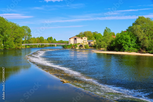 Dole roemische Bruecke und Fluss Doubs in Frankreich - Dole old roman bridge and river Doubs