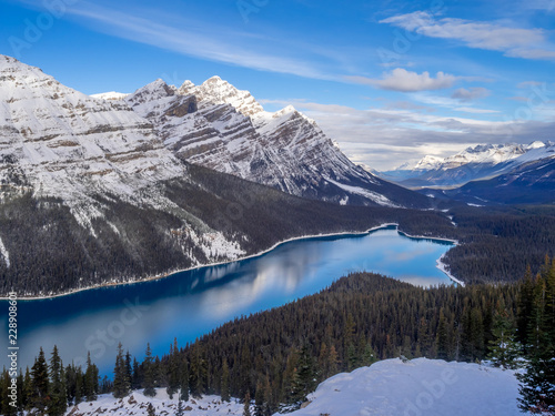 Widok na jezioro Peyto w Parku Narodowym Banff po pierwszym śniegu zimy.