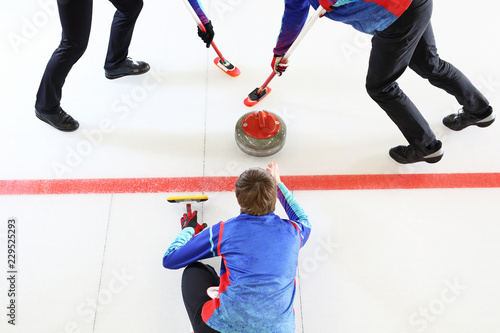 Curling. Precyzyjna gra zespołowa.