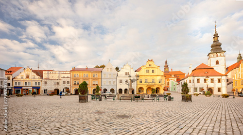 Renesansowy rynek w małym miasteczku w Czechach 