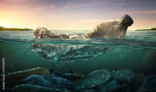 Zanieczyszczenie plastikowych butelek po wodzie w oceanie (koncepcja ochrony środowiska)